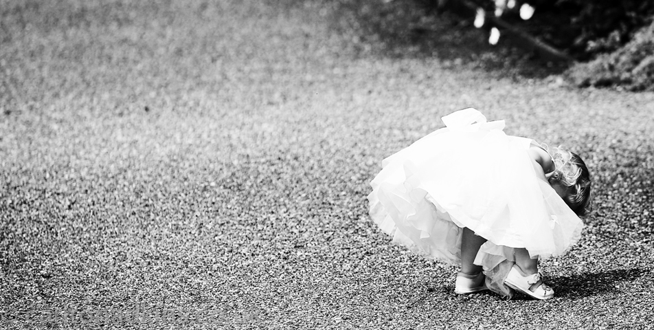 reportage wedding photography of the bridesmaid