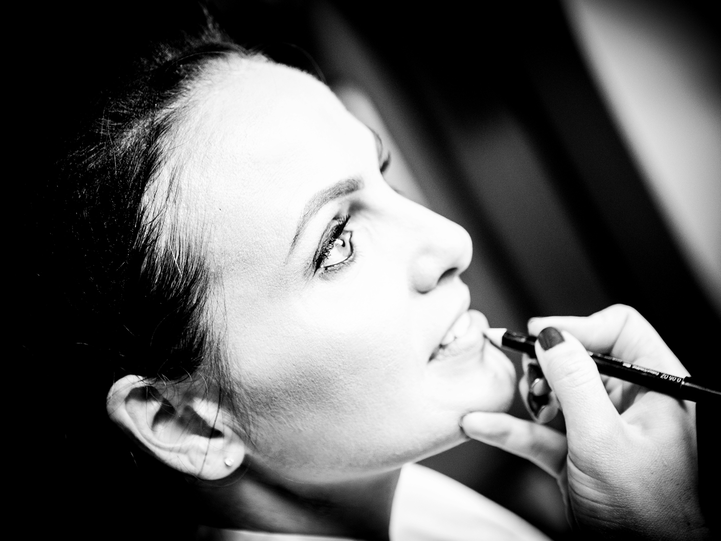 wedding-photography-of-the-bride-getting-ready-at-Oddfellows-Hotels-Chester