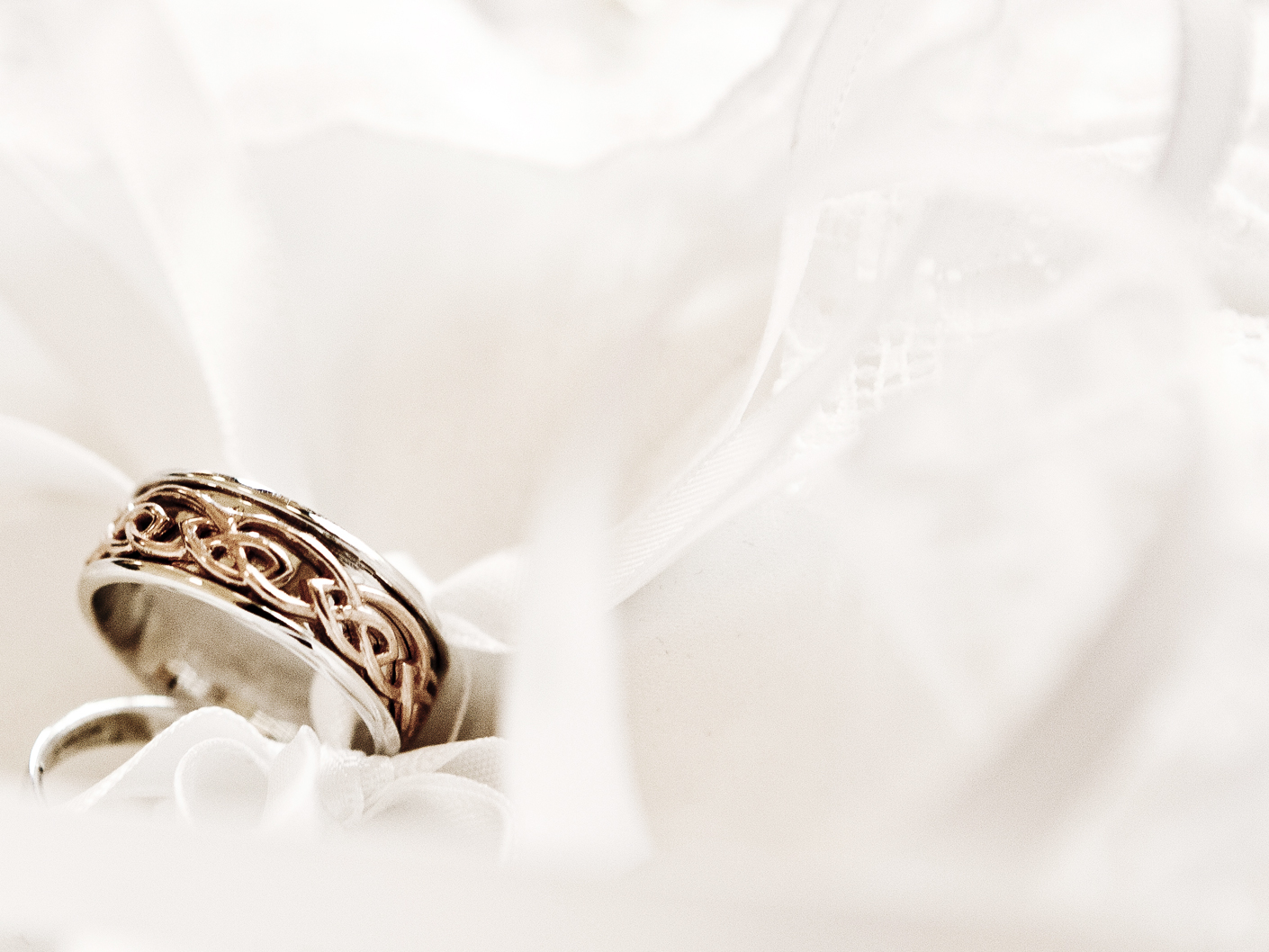 photography-of-the-wedding-rings-in-cheshire
