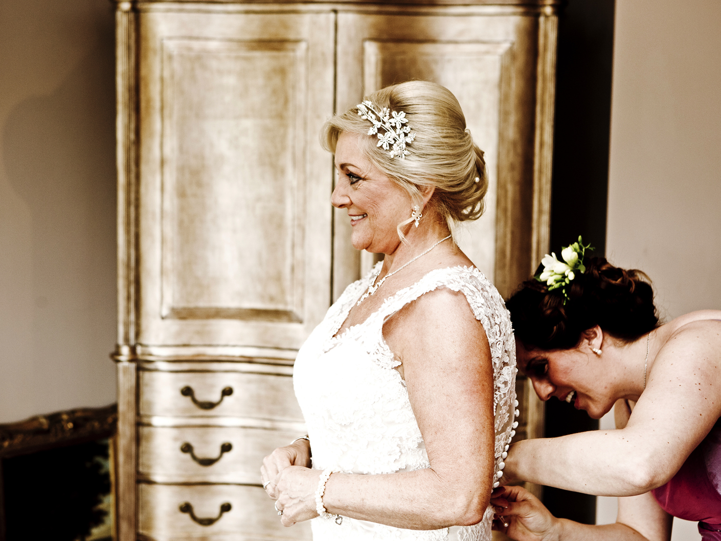 wedding-photography-of-the-bride-before-the-wedding-ceremony-in-manchester