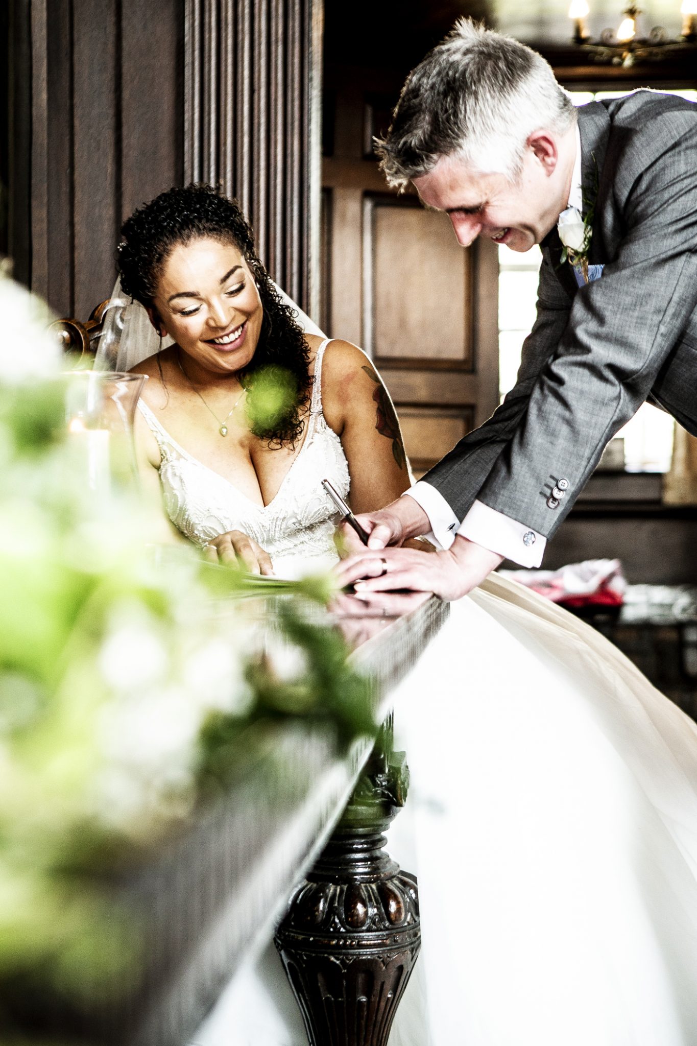 wedding-photography-of-the-signing-of-the-register