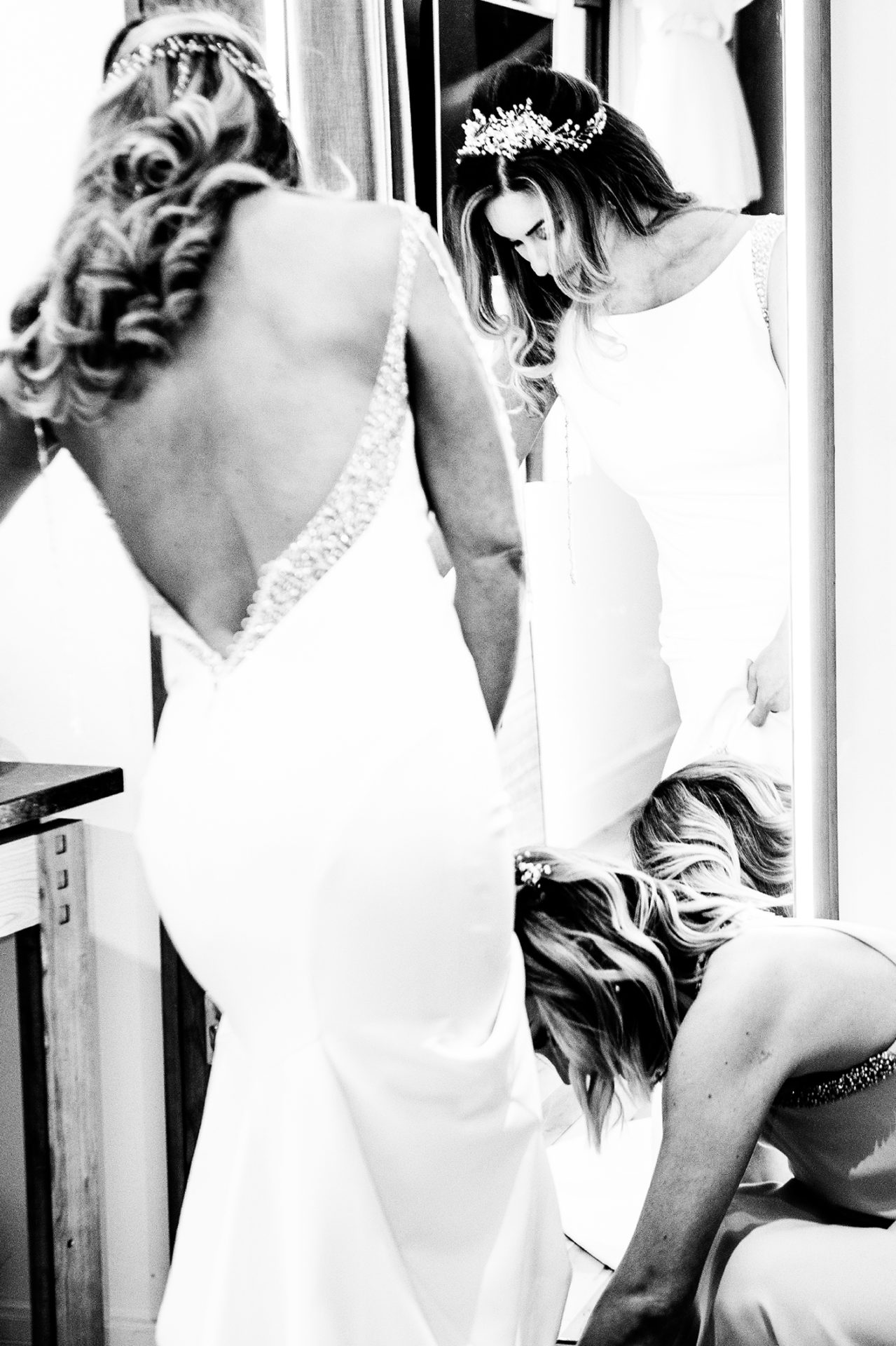 the-bride-putting-on-the-wedding-dress-in-liverpool