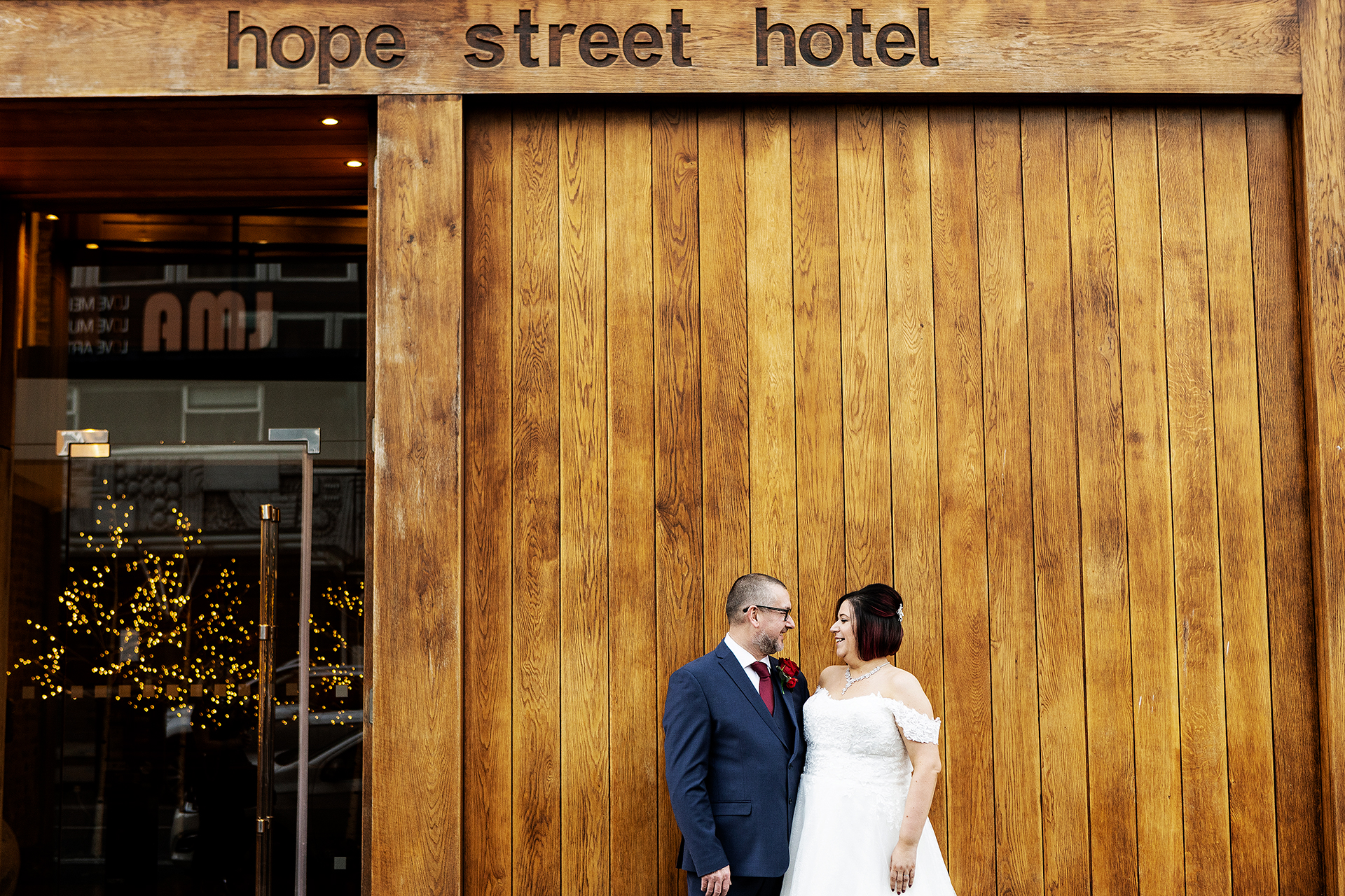 Photography of the bride and groom at the entrance of the Hope street hotel 